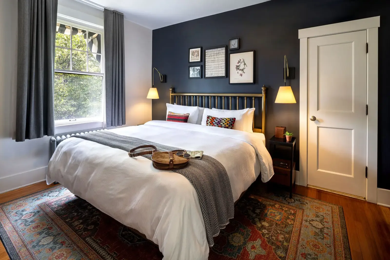 Dormitorio con cama king y decoración moderna
