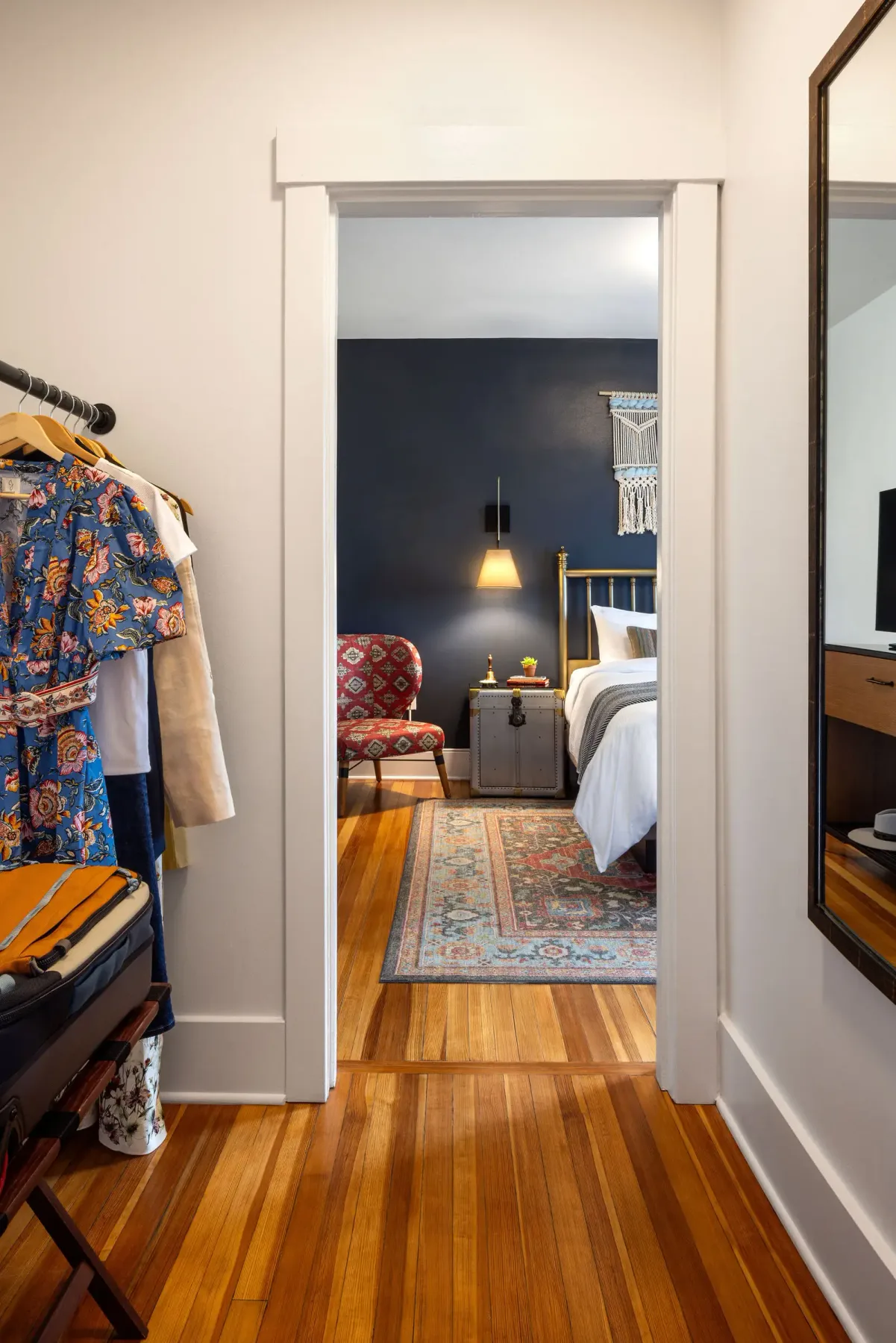 Dormitorio con pared de acento azul marino