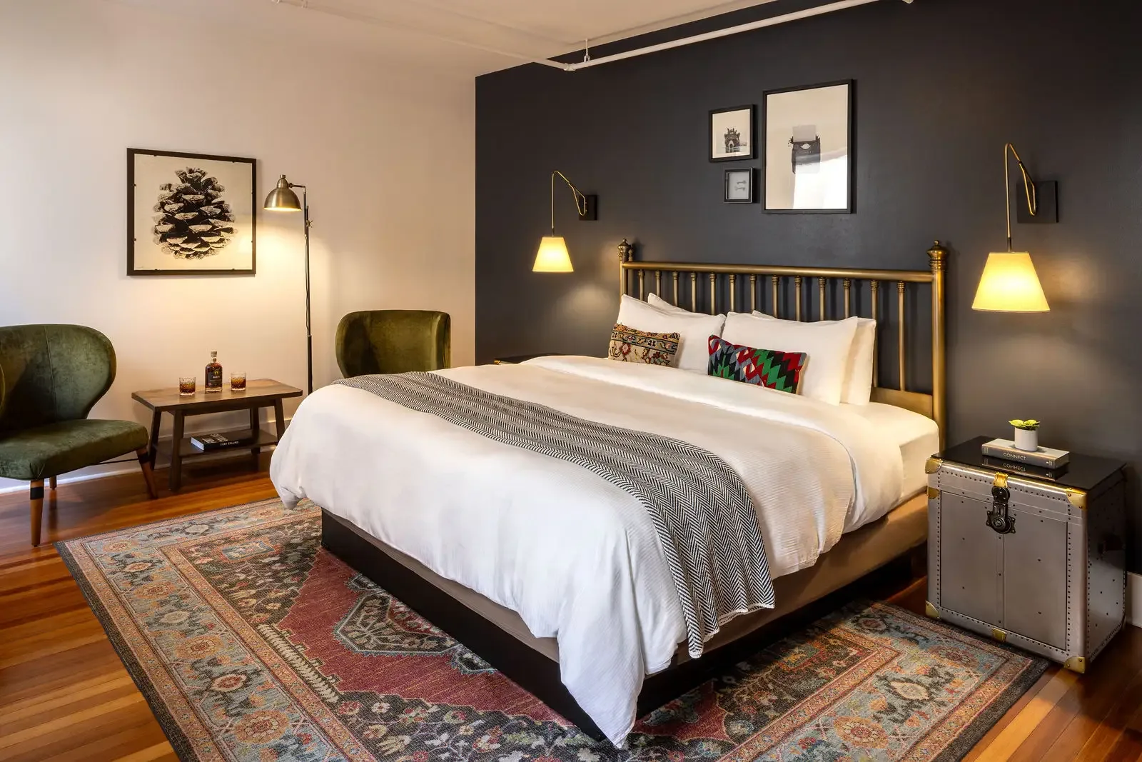 Dormitorio con cama king