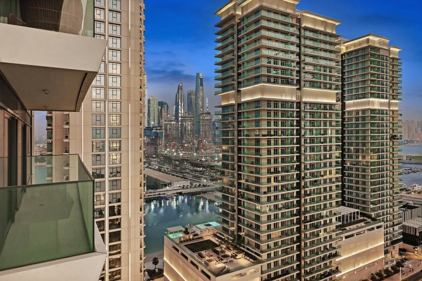 Edificios residenciales altos dan a un horizonte urbano y una vía de agua.