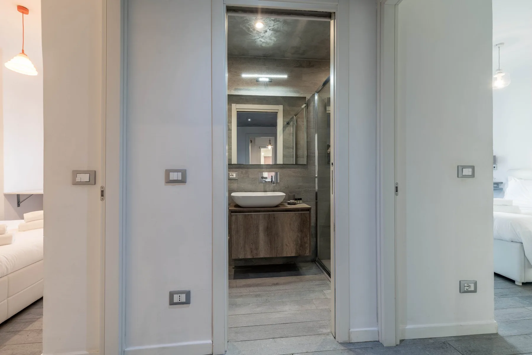 Se ve un lavabo de baño a través de una puerta abierta.
