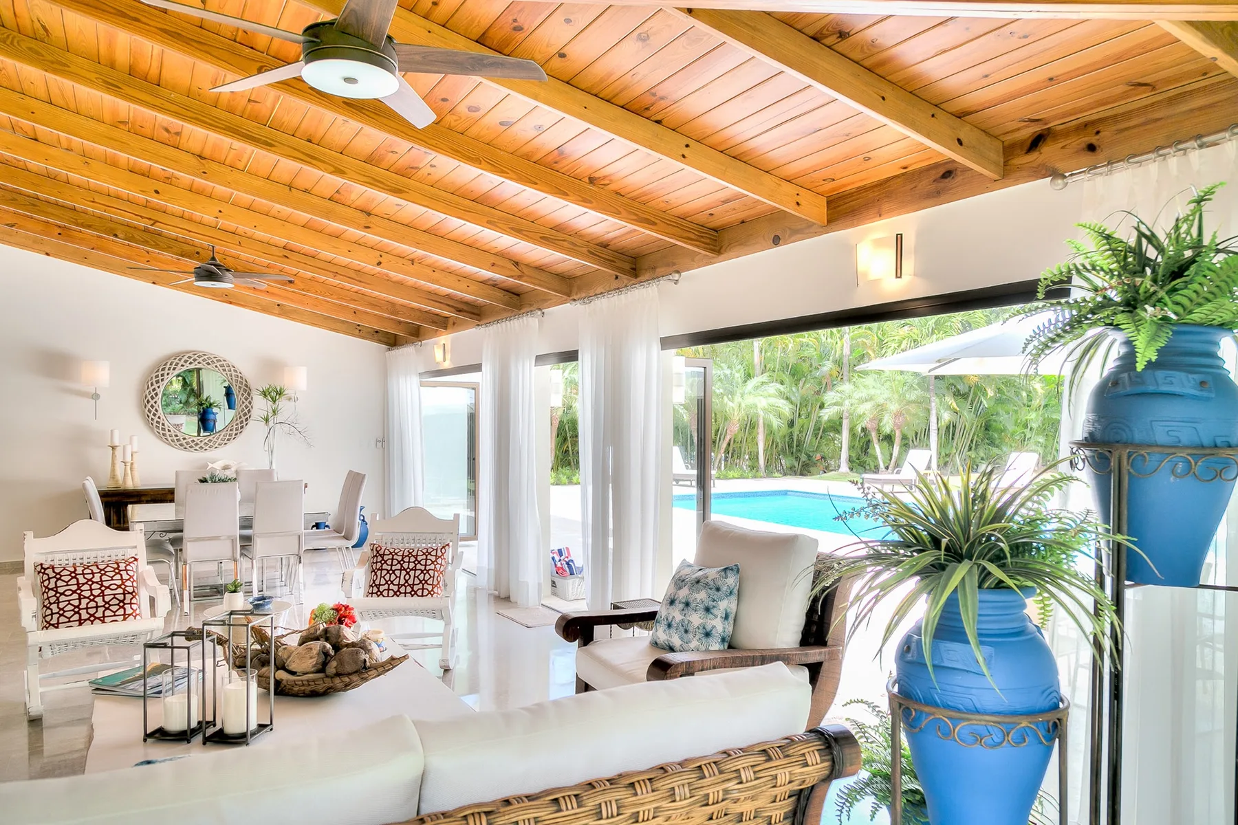 Una luminosa sala de estar y comedor se abre a un patio con piscina.