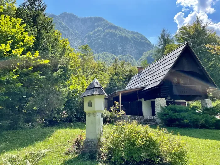 Jardín de Red Beech Cabin con un pequeño santuario junto al camino