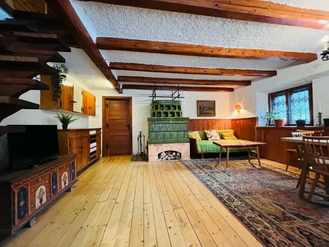 Sala de estar con la estufa de leña original revestida de azulejos