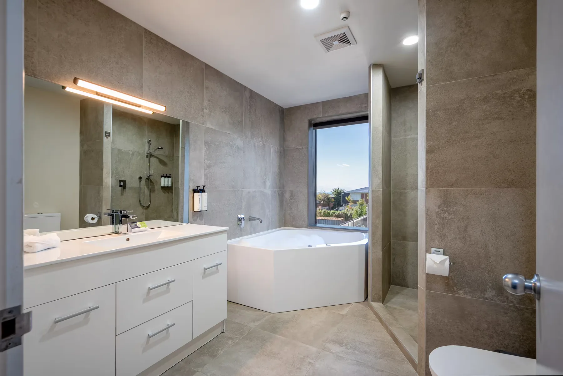 Carnmore Hotel Takapuna interior.