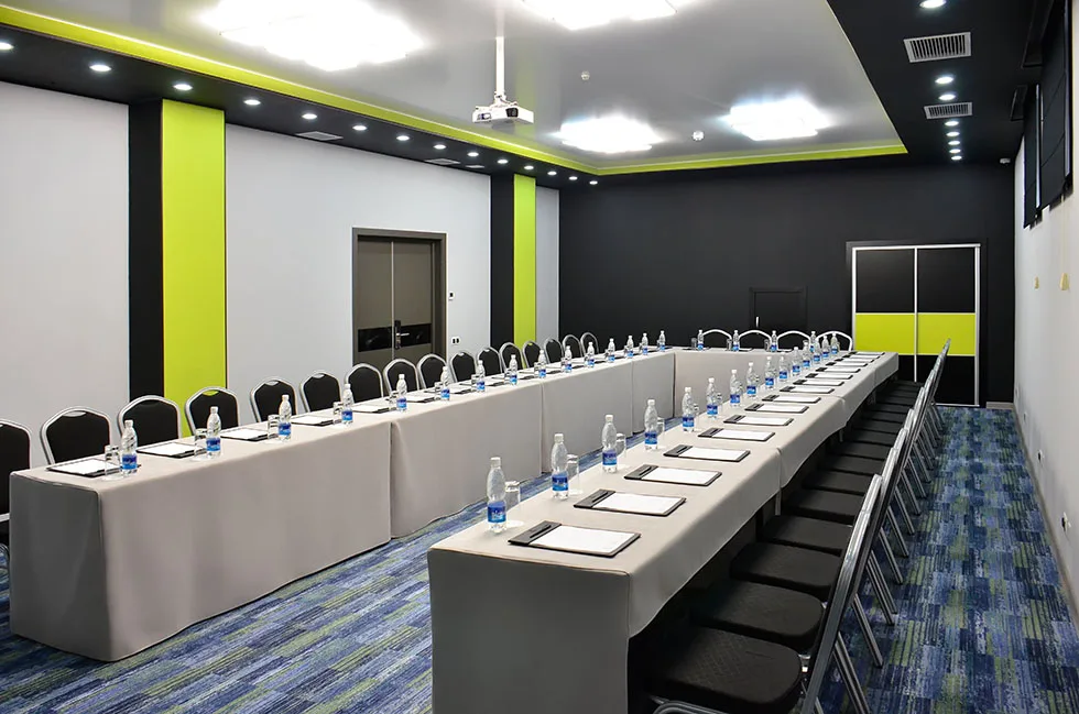 Sala de conferencias con disposición en U
