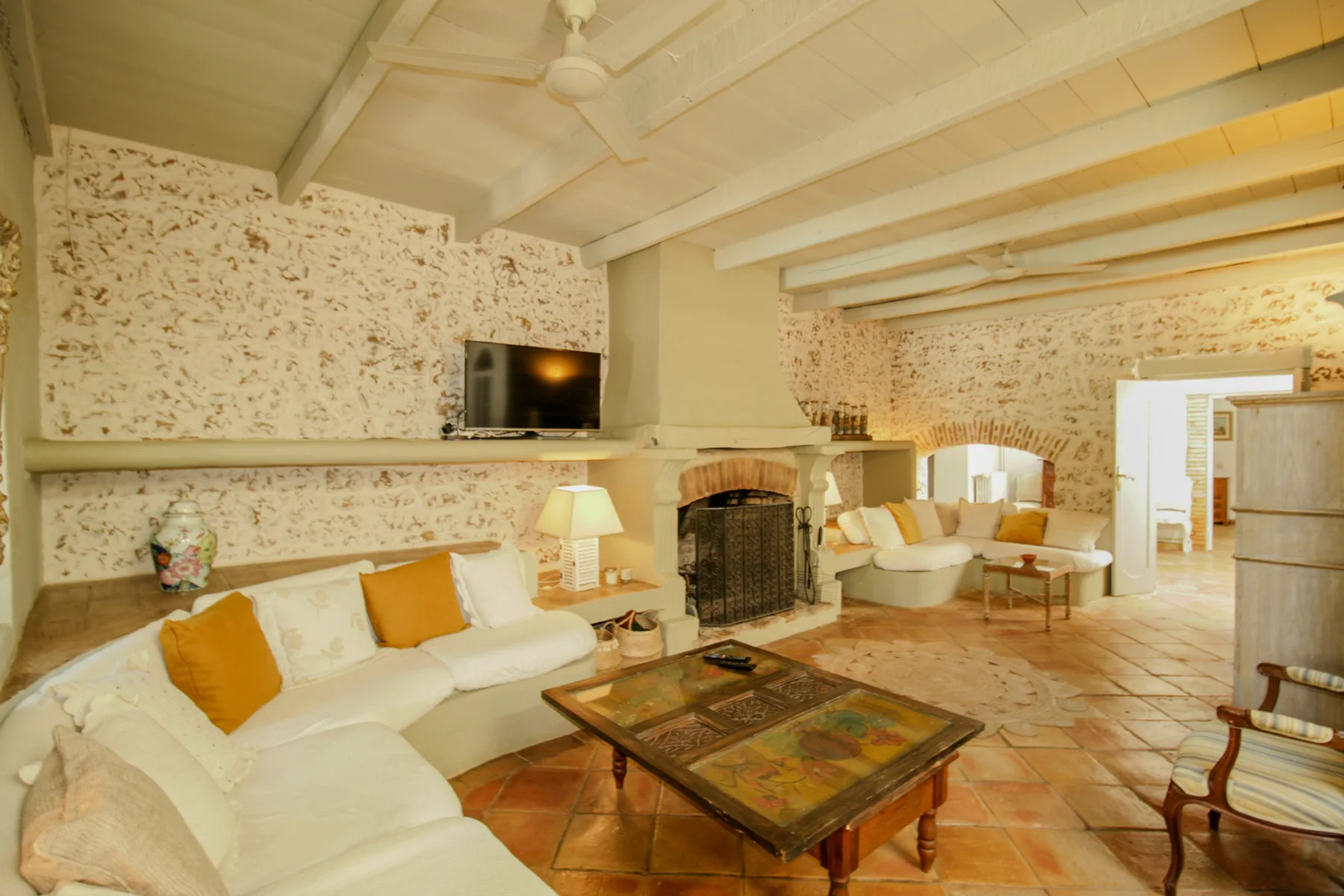 Sala de estar con asientos, una chimenea y una mesa de centro.