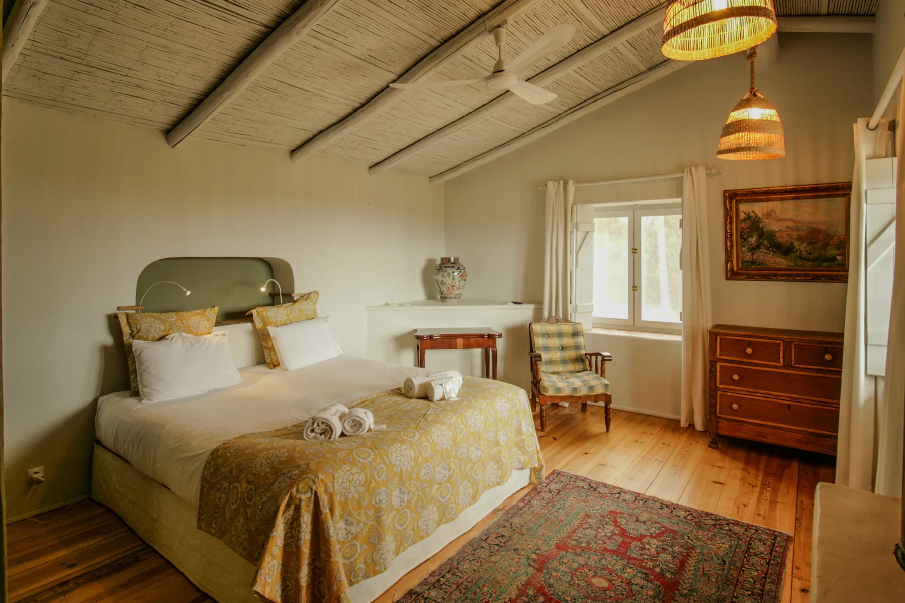 Un dormitorio con una cama doble, una cómoda y una ventana.