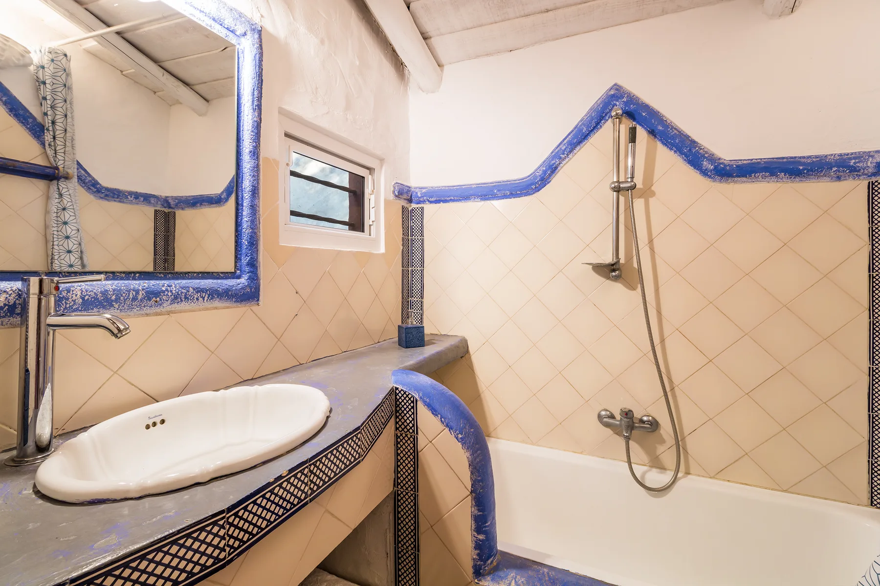 Un baño con bañera, ducha y lavabo.