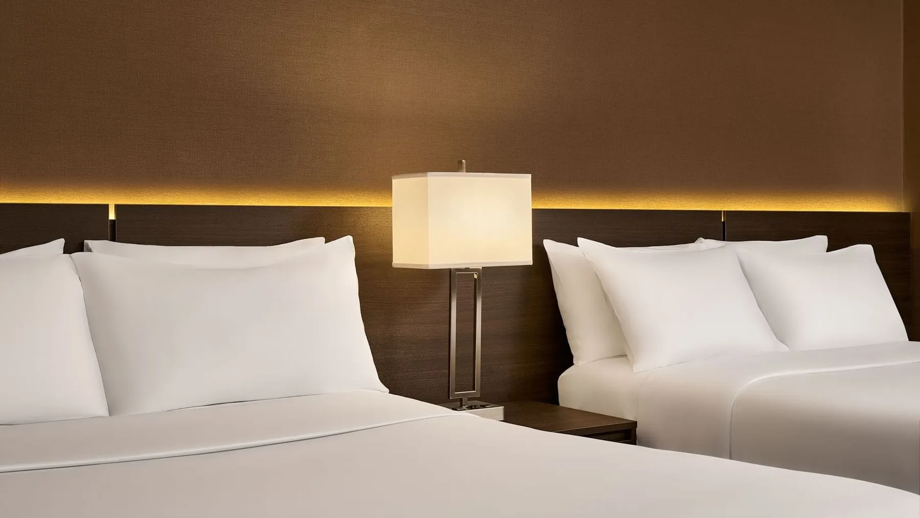 Camas en la habitación Deluxe renovada con dos camas dobles