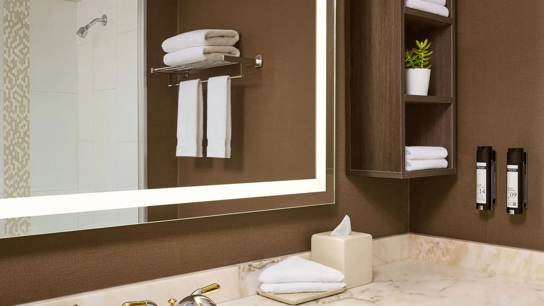 Mueble de lavabo en el baño de la habitación Deluxe renovada con dos camas dobles