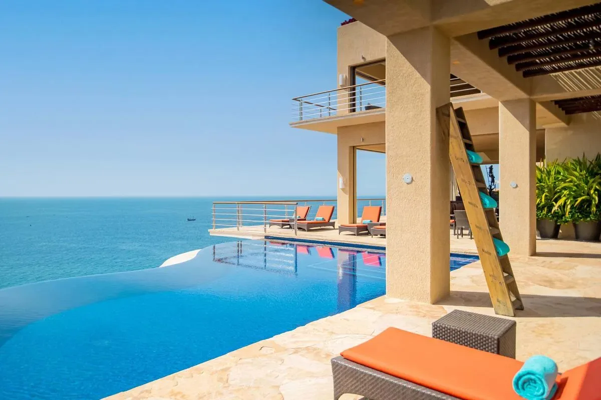 Modern 9BR Villa w/ Amazing Pool & Jacuzzi
