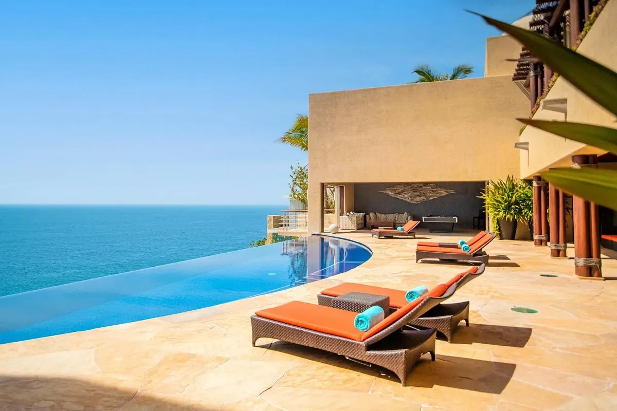 Modern 9BR Villa w/ Amazing Pool & Jacuzzi