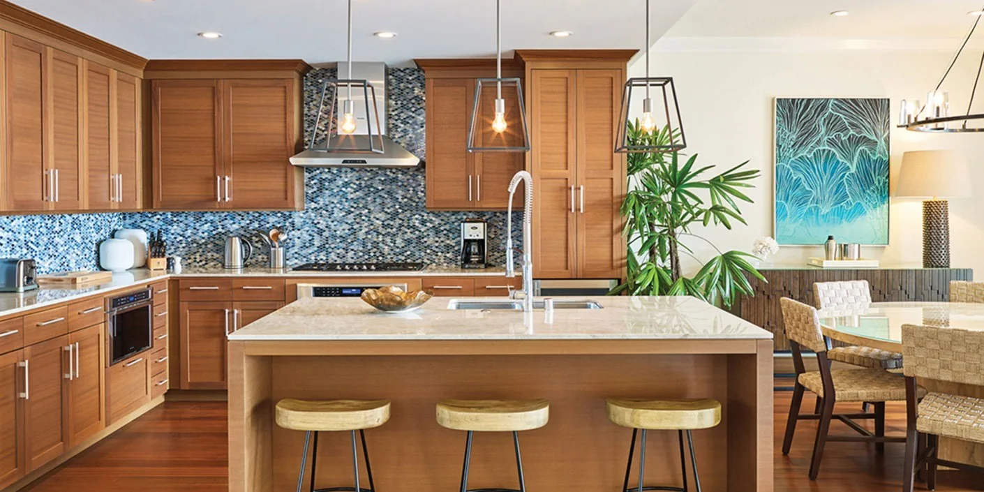 Una cocina con gabinetes de madera, una isla central y un comedor.