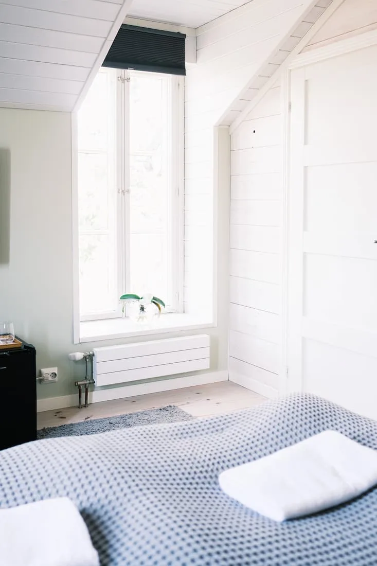Cama de la habitación Pärlan junto a una ventana.