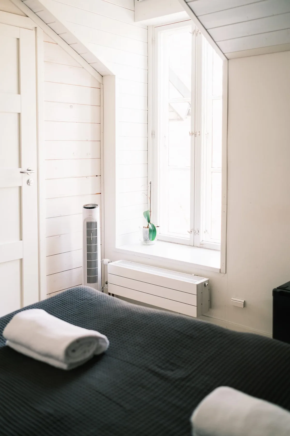Cama de la habitación Sonja junto a una ventana.