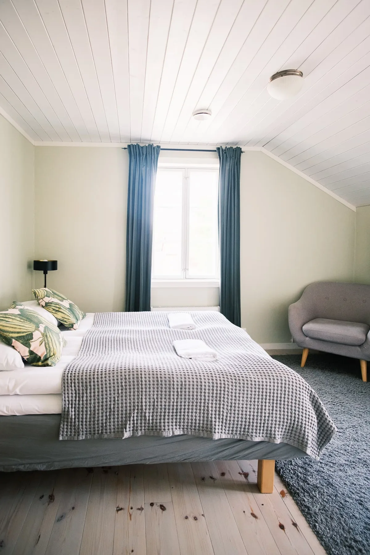 Cama y sillón de la habitación Pärlan.