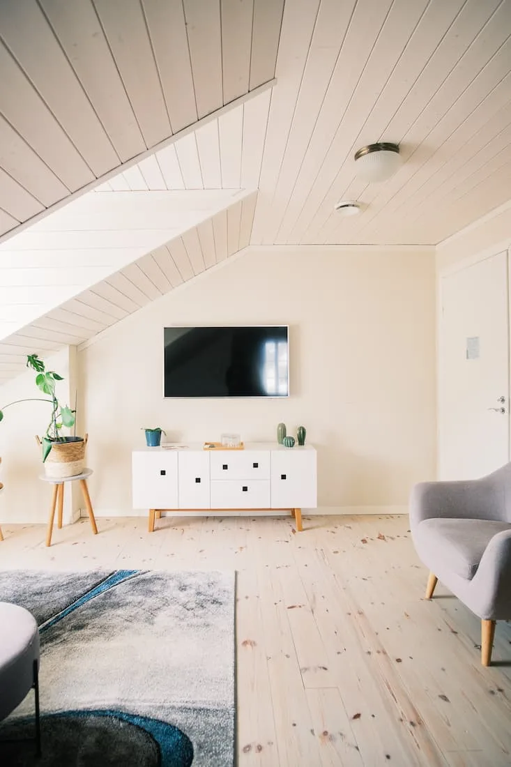 Zona de estar de la habitación Siska con un televisor.