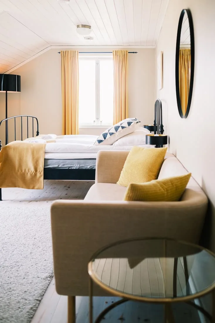 Habitación Klinga con una cama y zona de estar.