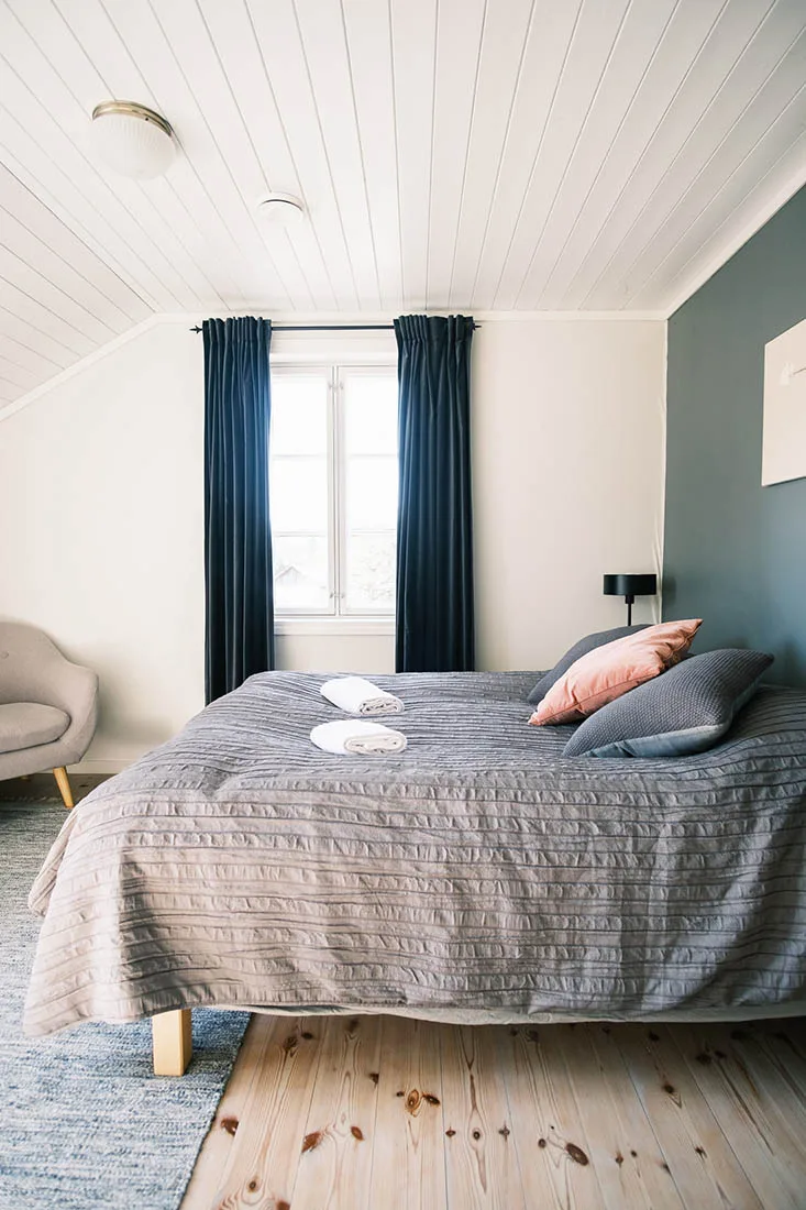 Cama de la habitación Pepsan junto a una ventana.