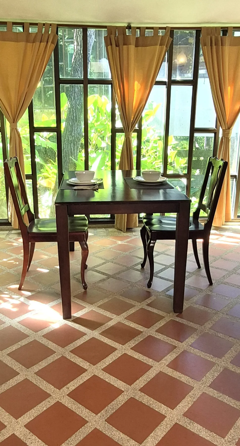 Villa dining table