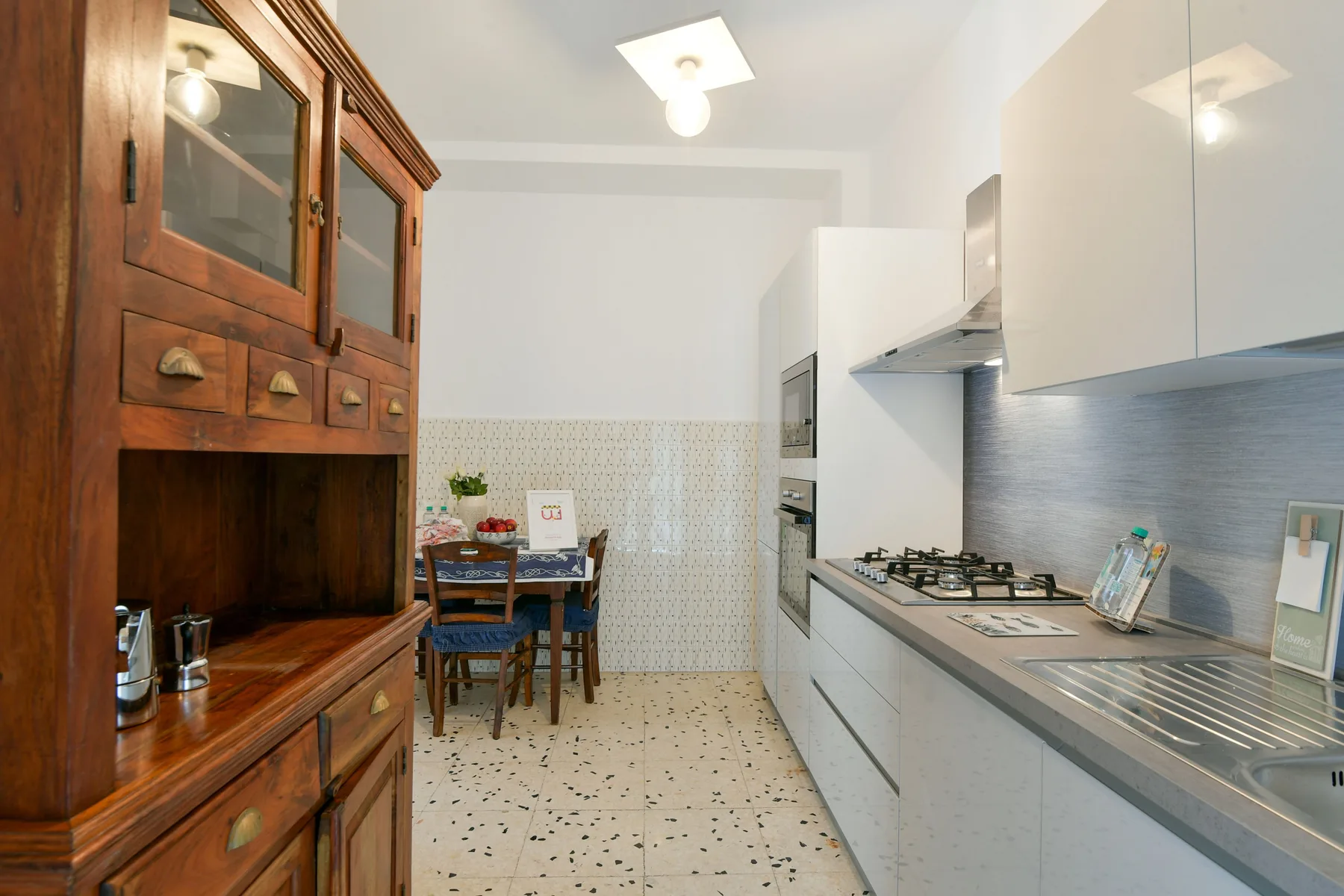 Una cocina con una mesa de comedor junto a la encimera y los armarios.