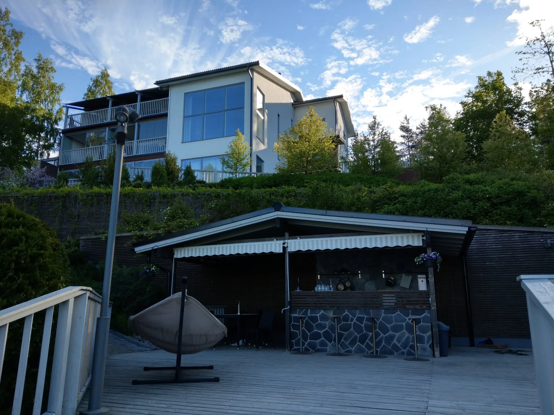 Vista desde la sauna junto al mar hacia Villa Seaview.
