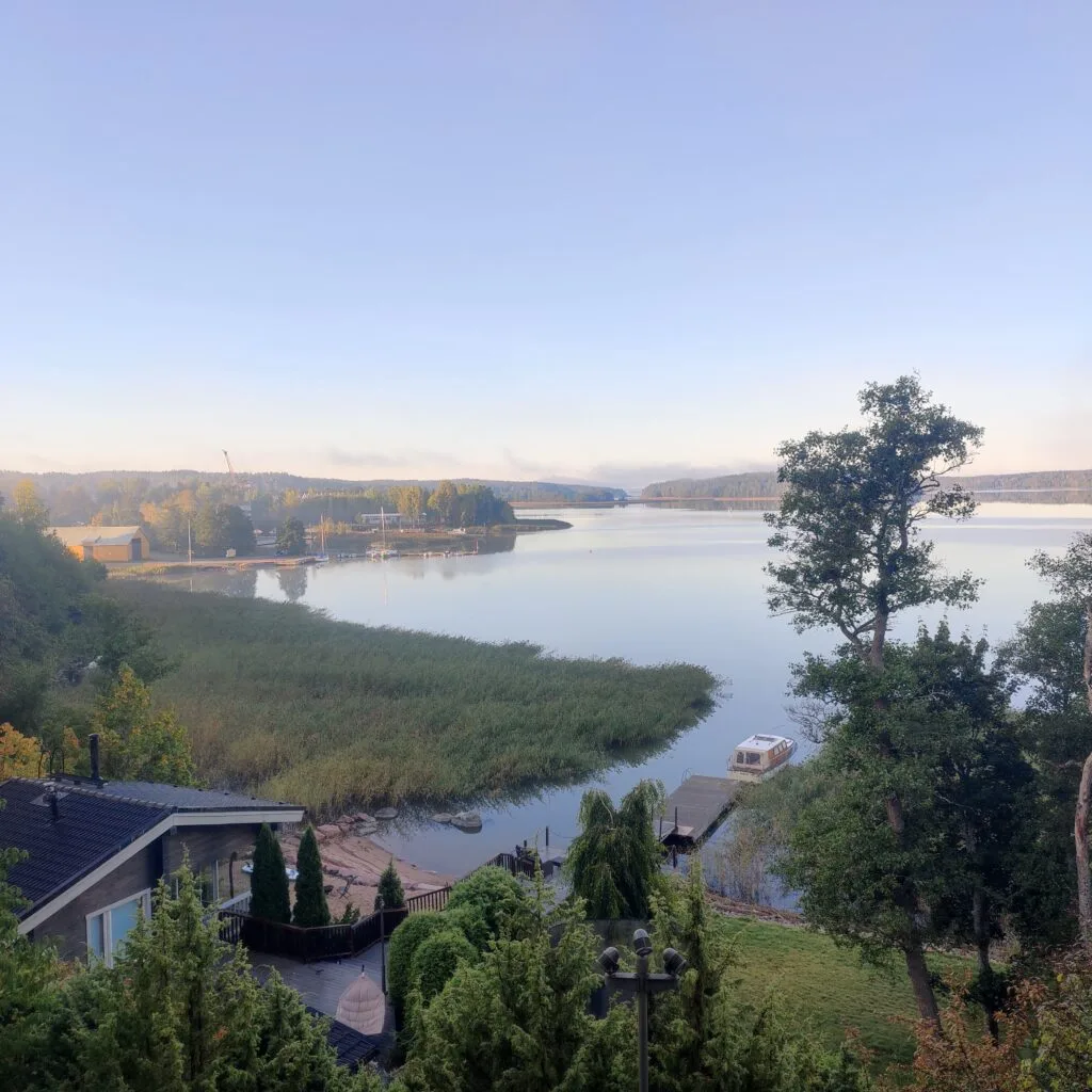 Luz de primera hora de la mañana sobre el mar, vista desde el apartamento.