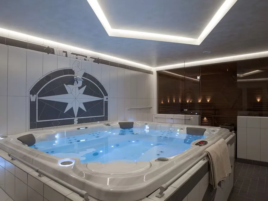 Bañera de hidromasaje del spa interior.