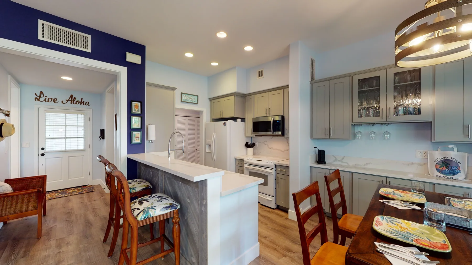 Cocina y comedor de planta abierta con una barra y una mesa de comedor de madera.