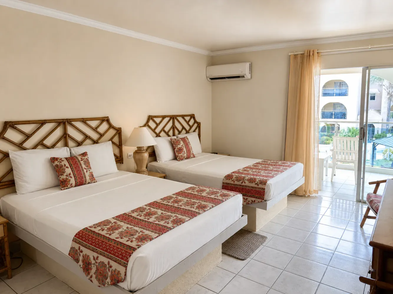 Habitación de hotel con una cama king y puerta al balcón