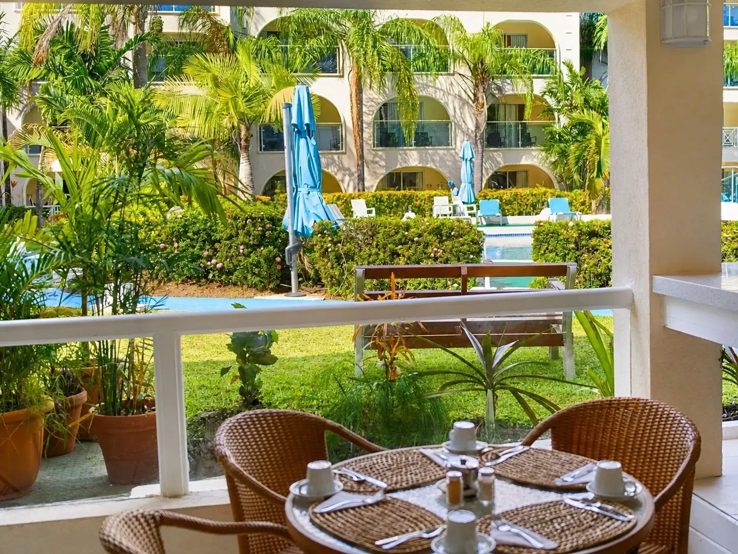 Zona de comedor al aire libre en un patio