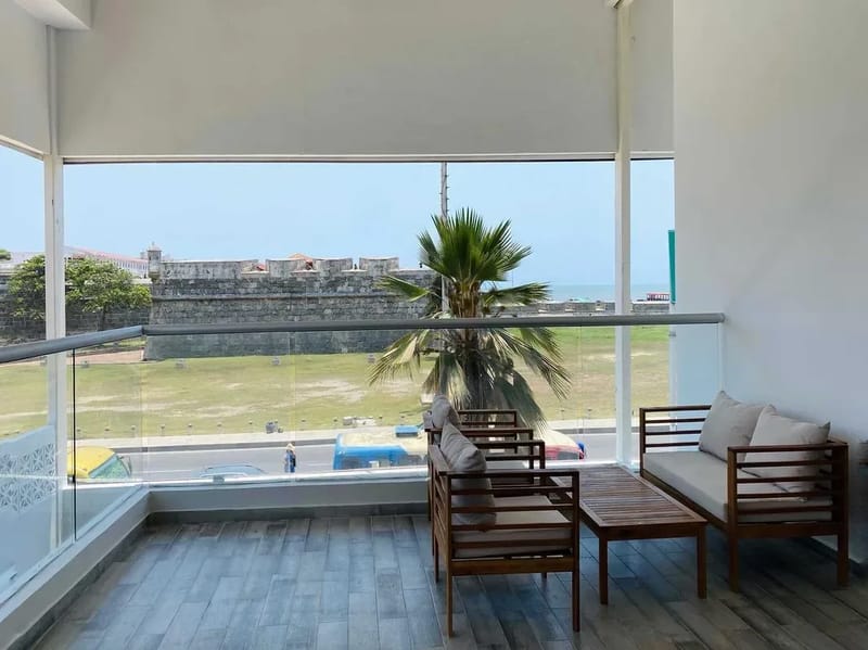 Vibrant 1BR w/ Jacuzzi near Ciudad Amurallada
