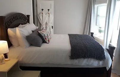 Interior de la habitación Queen, con una cama queen y baño privado integrado.