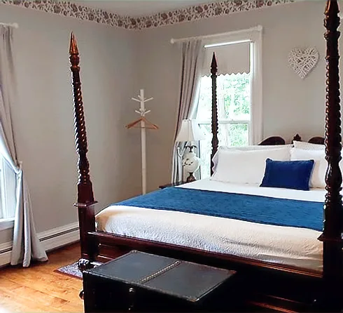 Habitación Rutherford con una cama king y baño privado integrado.