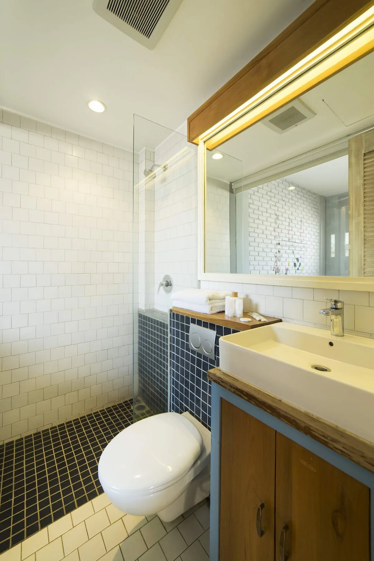Baño de una habitación de estilo escandinavo
