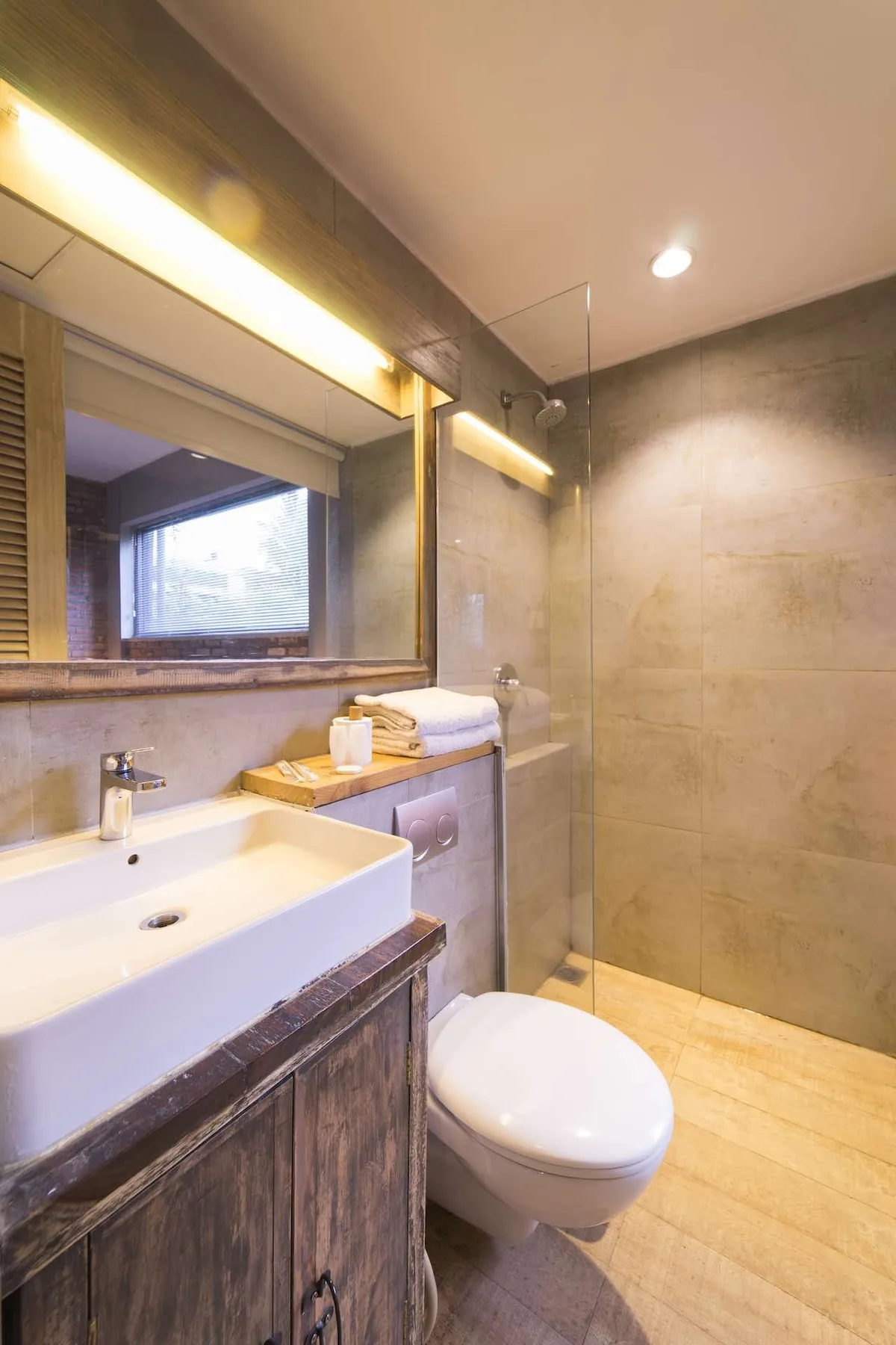 Baño de una habitación de estilo rústico