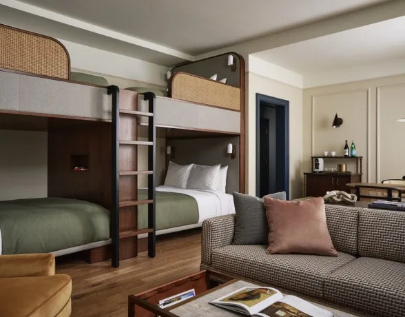 Habitación con literas integradas y zona de comedor