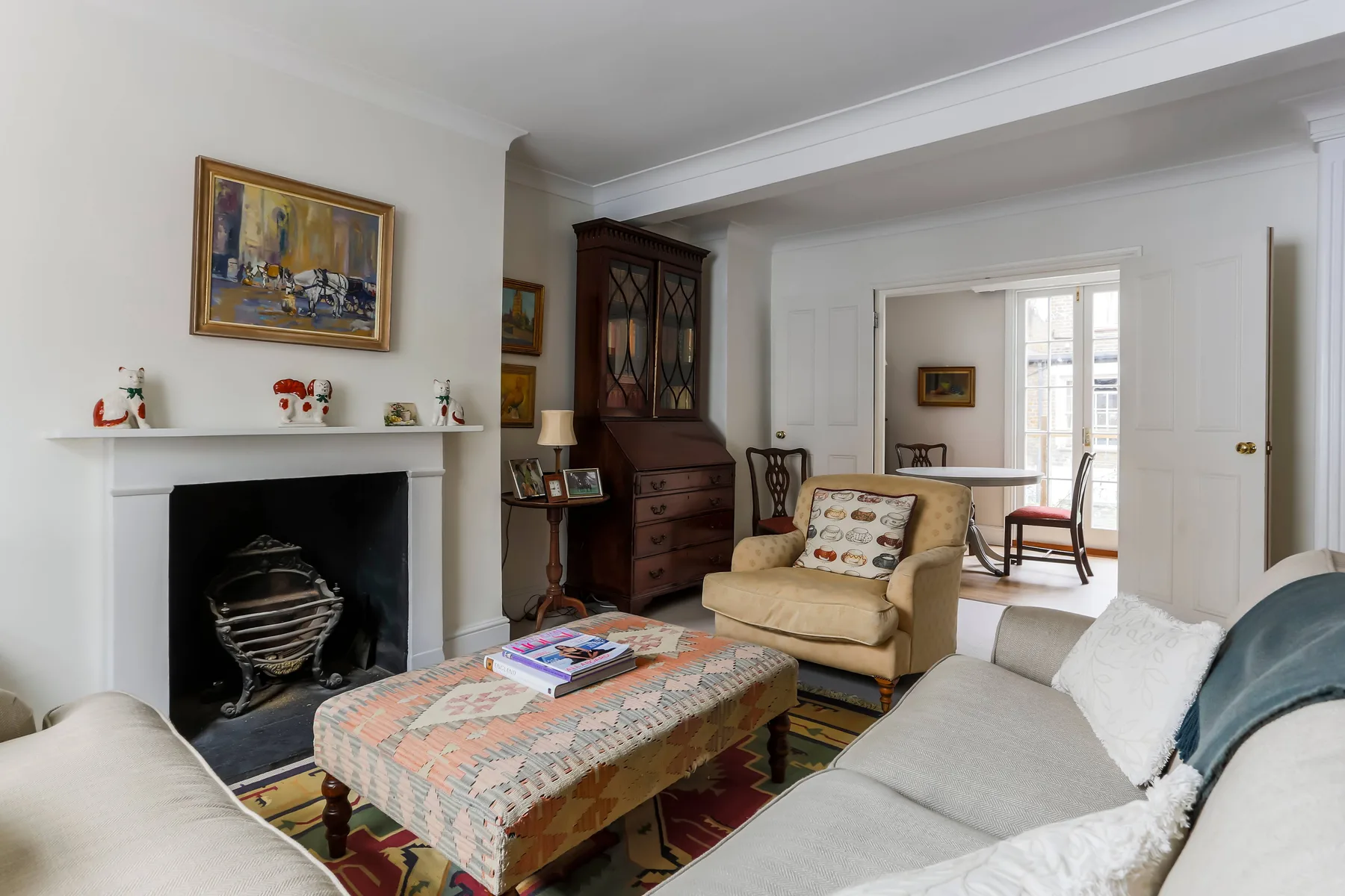Una sala de estar con chimenea, sillón y mesa de centro.