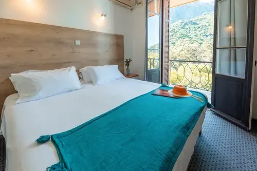 Habitación con vistas a la montaña, cama de 160 cm y balcón