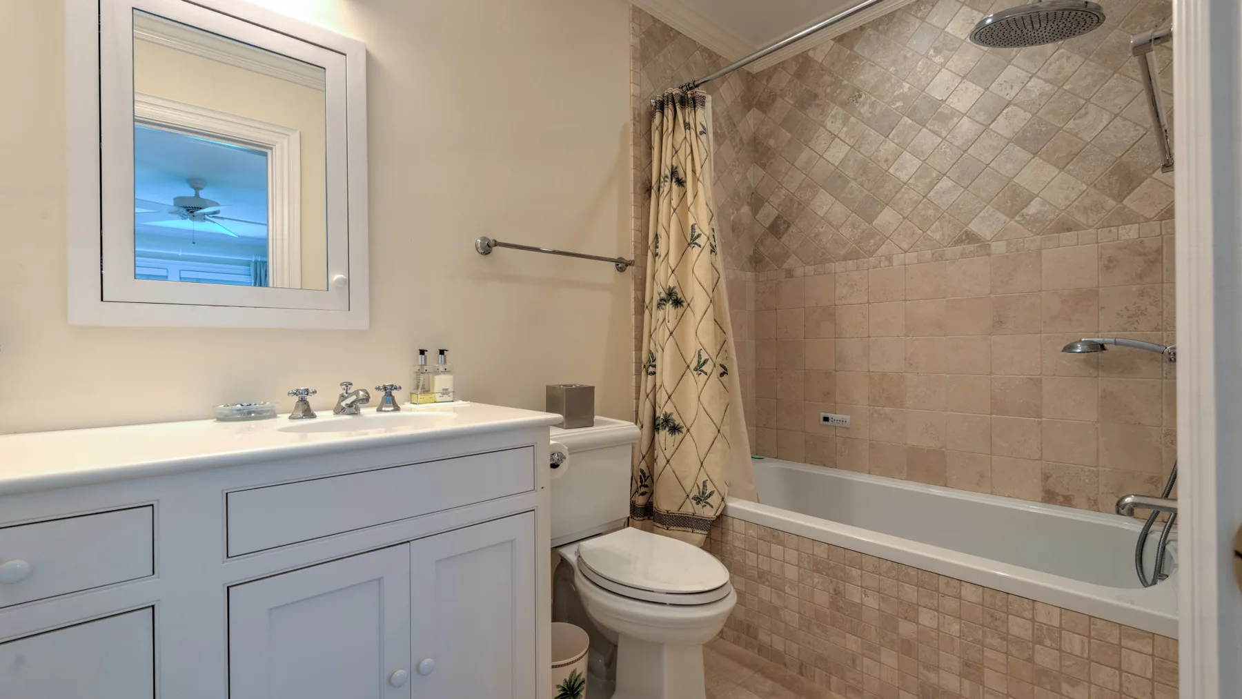 Un baño con lavabo, inodoro y bañera con ducha.