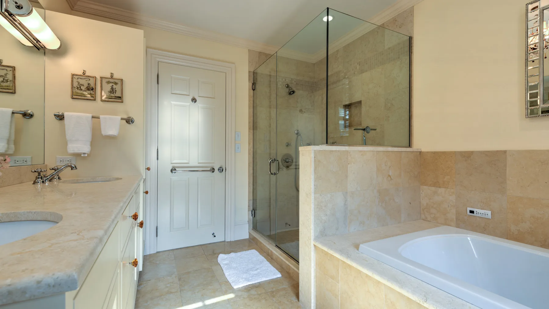 Un baño con ducha de vidrio, bañera y tocador.