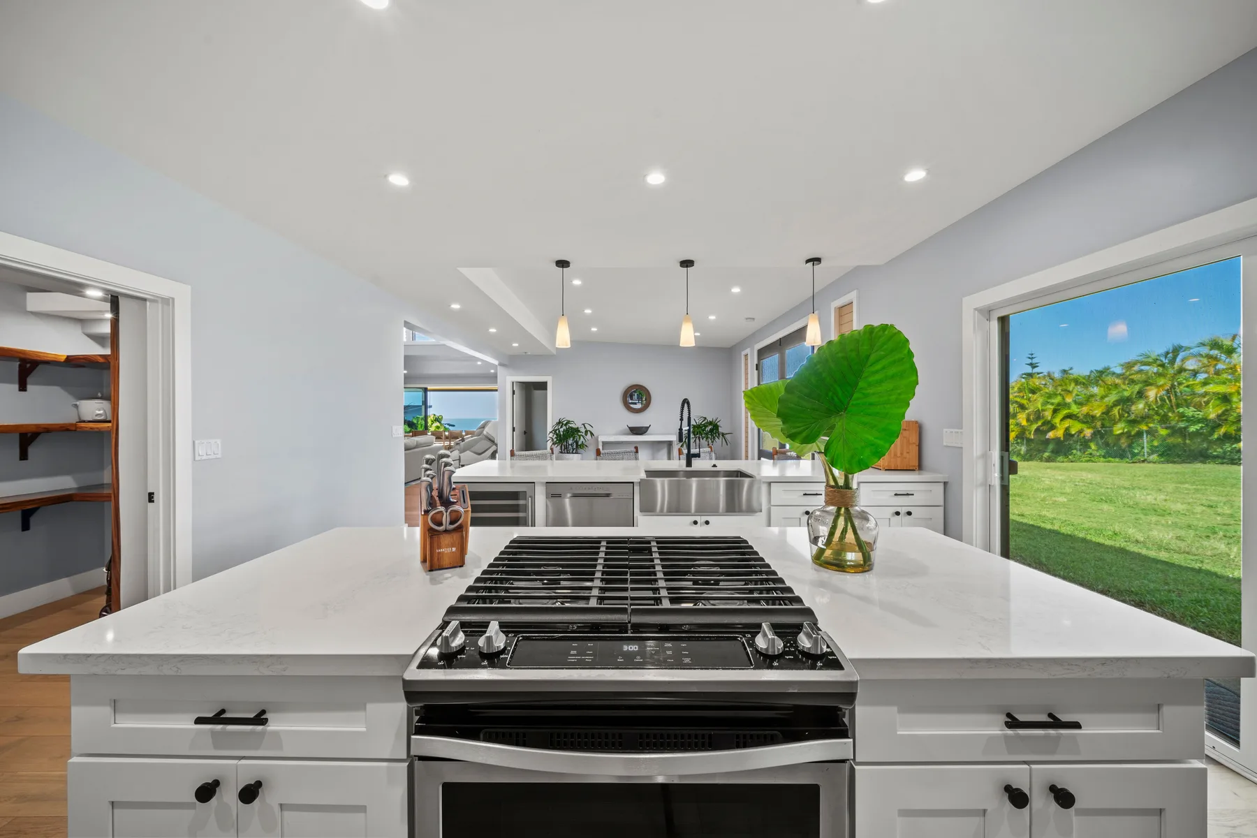 Una cocina luminosa con una isla grande y vistas al jardín.