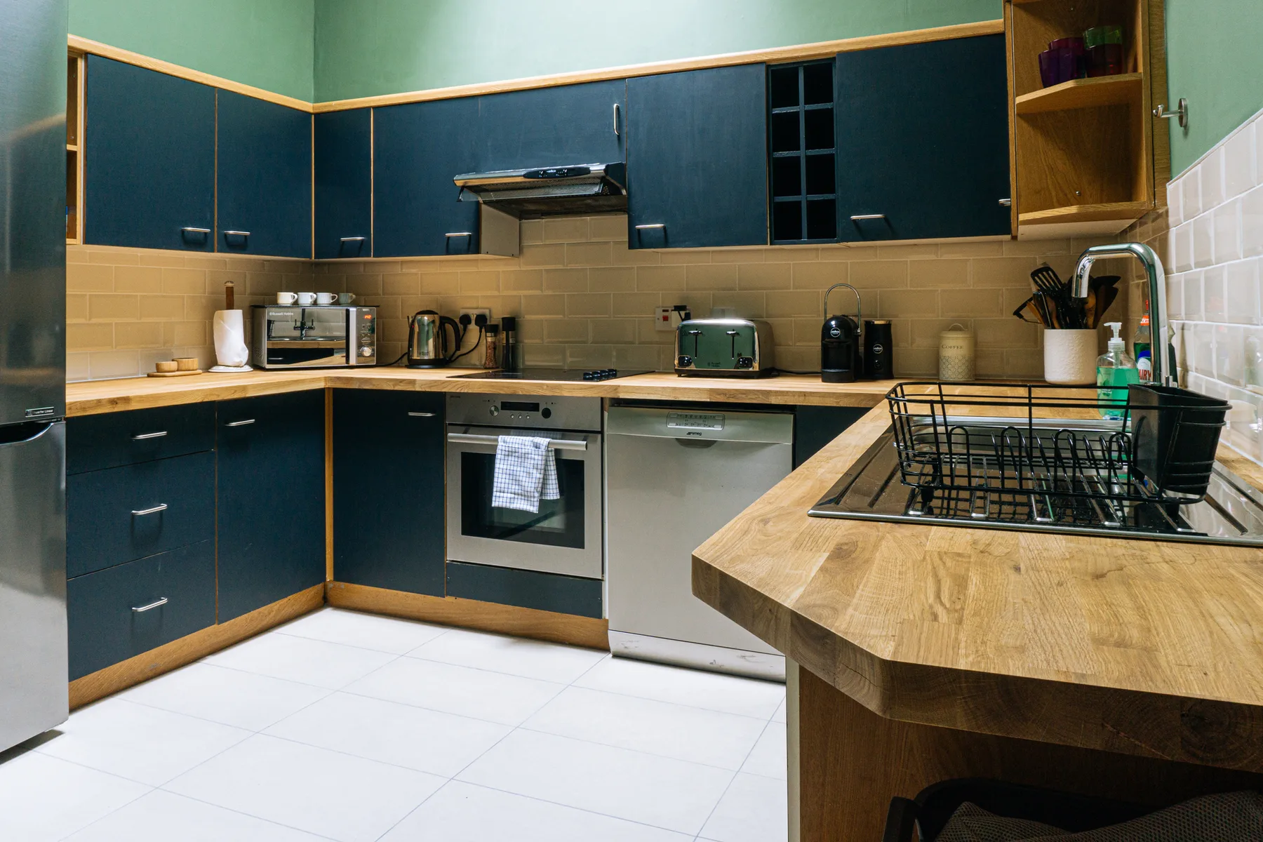 Una cocina con armarios oscuros, encimeras y una isla de madera.