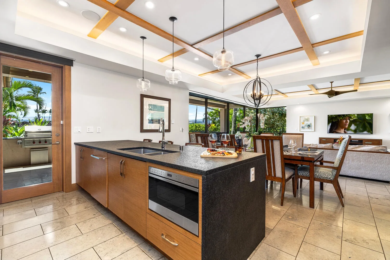 Una cocina abierta y zona de comedor con una isla amplia y una mesa.