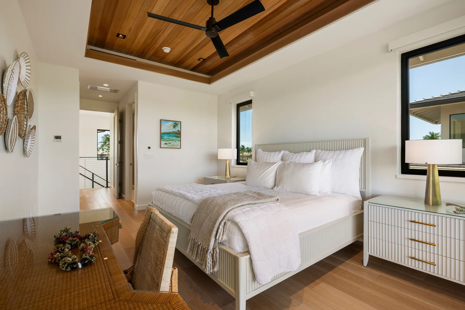 Un dormitorio luminoso con una cama grande y un techo revestido de madera.