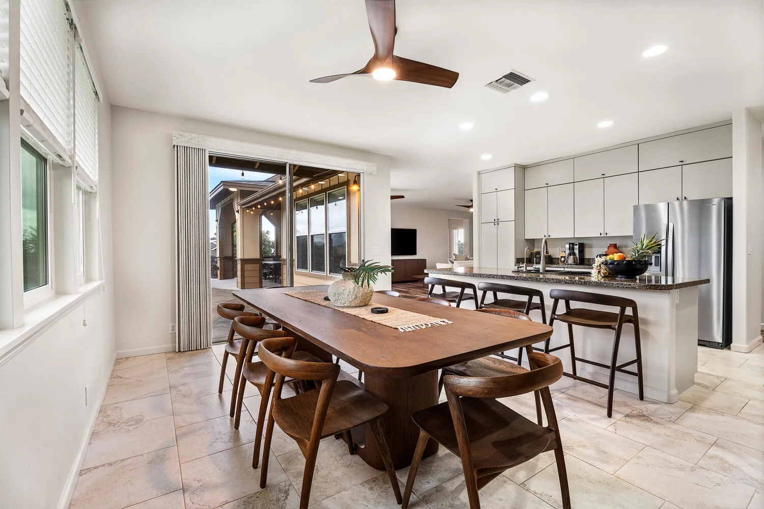 Una cocina y comedor luminosos y abiertos, con una larga mesa de madera.