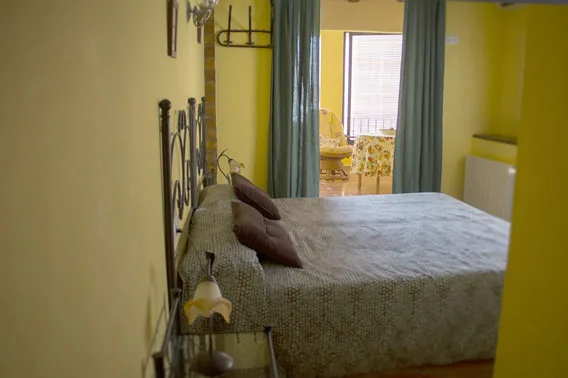 Guest room with double bed