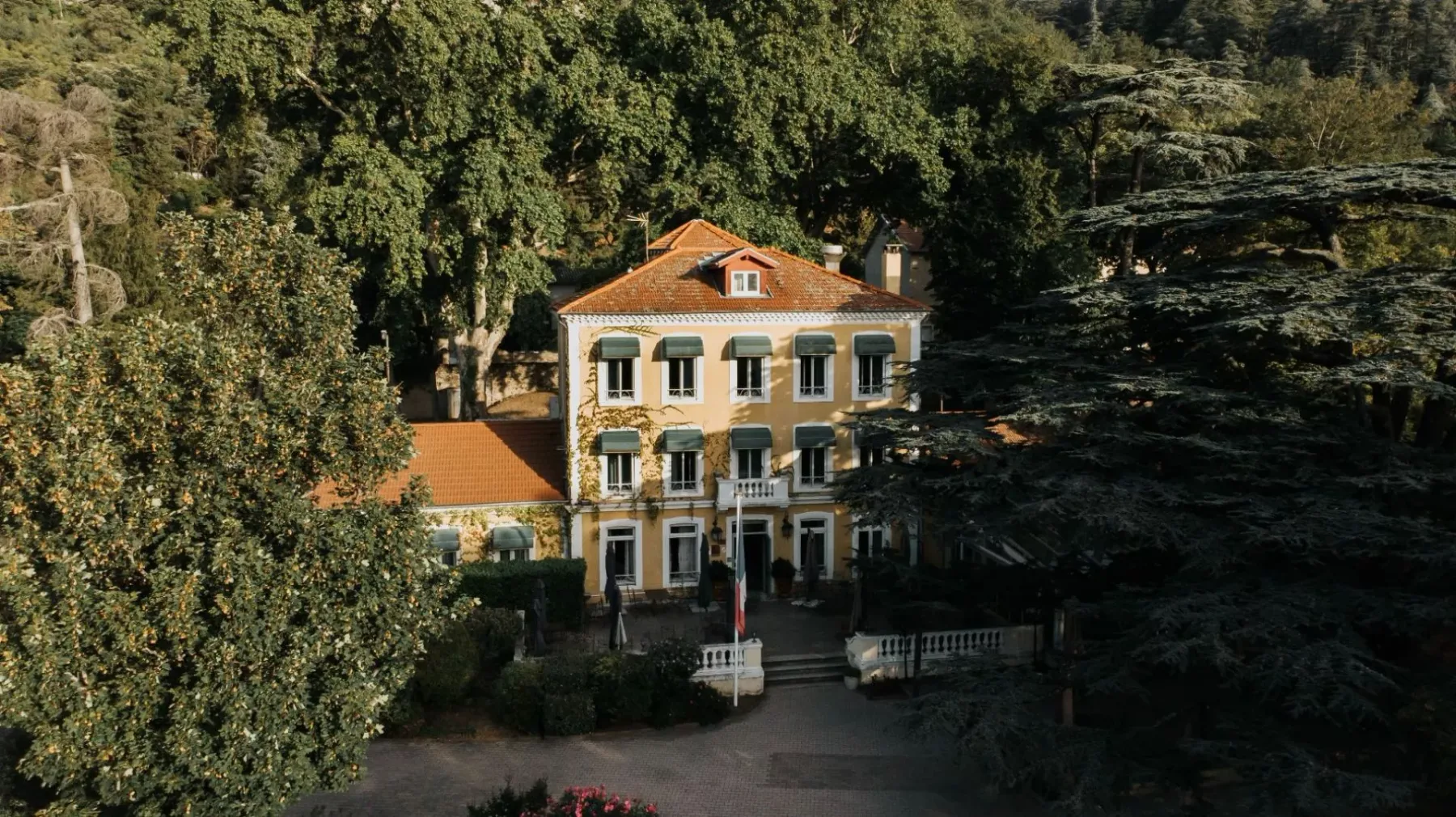 Hotel y piscina