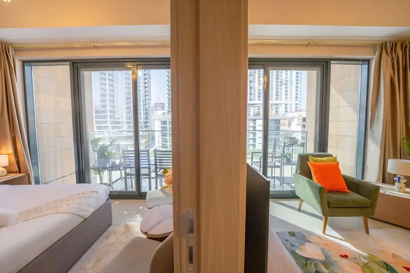 Un dormitorio luminoso y una zona de estar se abren a un balcón con vistas a la ciudad.